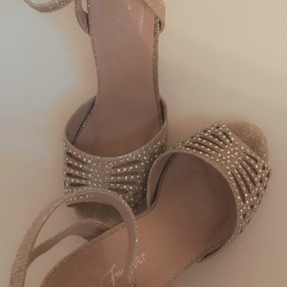 Forever Champagne Gold heels - Picture 2 of 3